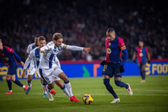 西甲焦点｜巴萨11连胜冲冠遇阻？皇家社会主场凭体能死磕残阵领头羊