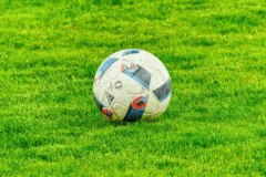 深夜的客厅里，绿茵直播的社区功能让独自观赛的球迷不再孤单。