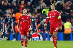 利物浦欧冠主场惨遭1-4重创，主帅与球员神情黯然，队伍士气跌至谷底