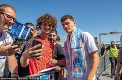 法甲球队马赛为新援帕瓦尔举行欢迎仪式</title>
        
    <title>法甲球队马赛为新援帕瓦尔举行欢迎仪式