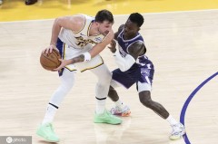 曝施罗德在走廊里蹲守东契奇 试图挥拳击打对方