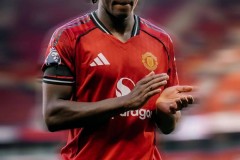 阿莫林花4000万却用客串左闸，曼联恐需再买人！球迷迁怒滕哈格