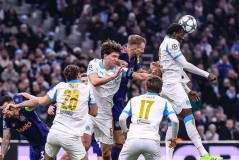 韧性铸就辉煌逆转：奥巴梅扬连中两元助马赛主场逆转纽卡斯尔