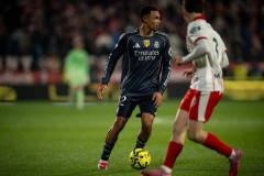 西甲焦点战：毕尔巴鄂主场迎战状态低迷的皇马，抢分形势几何？