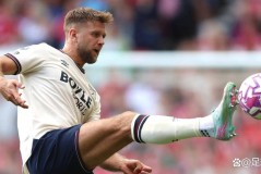 AC米兰的临时工前锋：菲尔克鲁格的意甲生存挑战