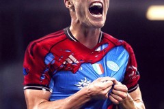 意甲最新积分榜：罗马豪取3连胜登顶，那不勒斯逆袭领跑，尤文米兰踢平